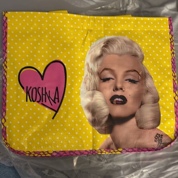 NEW-collectors Marilyn Monroe Designer
Shopping tote w/t Snap on wallet inside - Picture 2 of 15